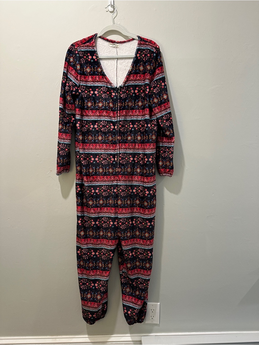 NATURAL LIFE Women's Black and Red Patterned Zip-Front Pajama Set